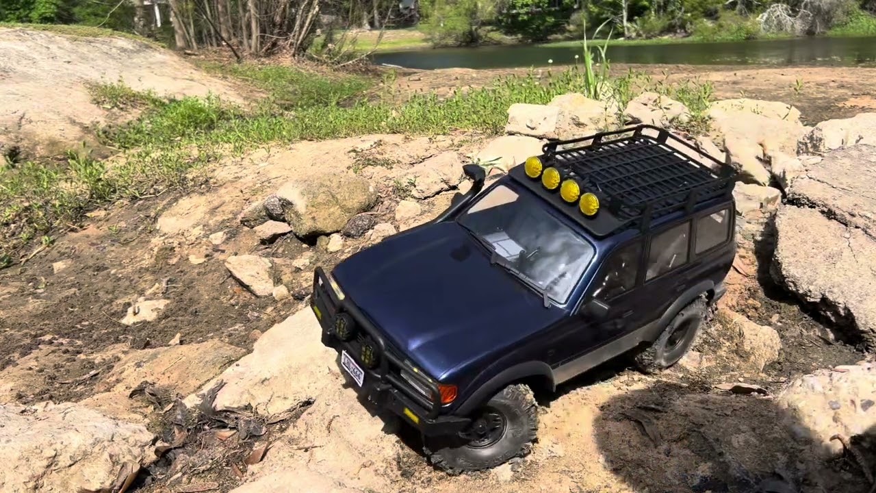 FMS FCX10 TOYOTA LAND CRUISER LC80 PRO Getting some light trail test.