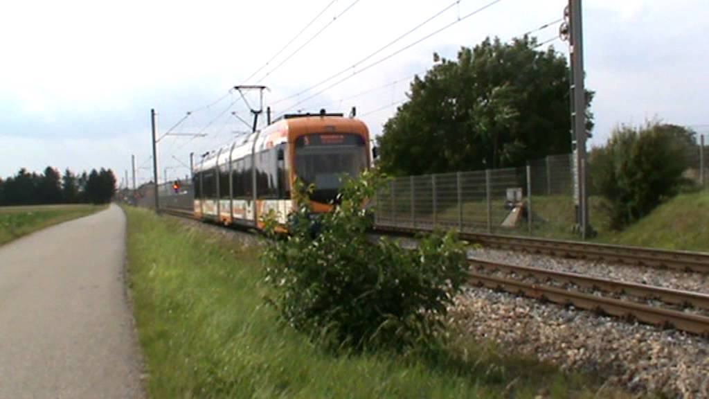 Eine RNV Variobahn (RNV6) in Edingen OEG