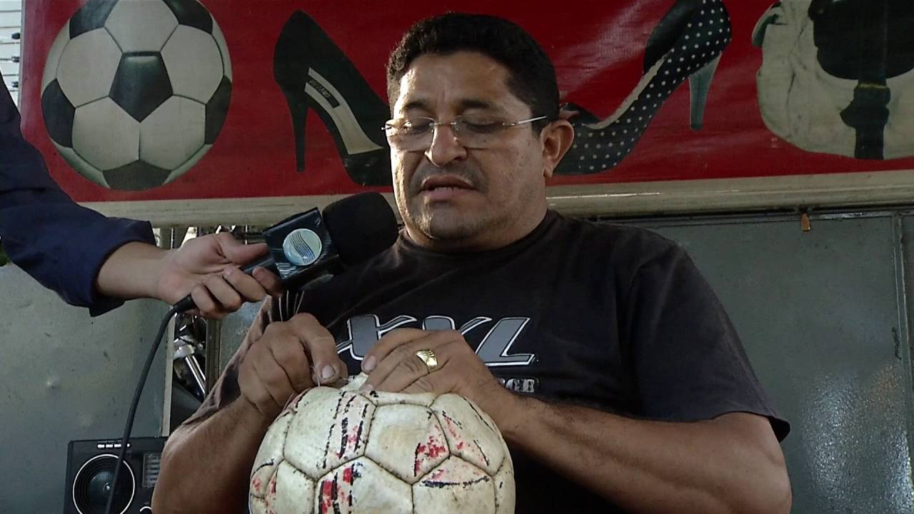 Costurar bolas de futebol: Trabalho de pai para filho