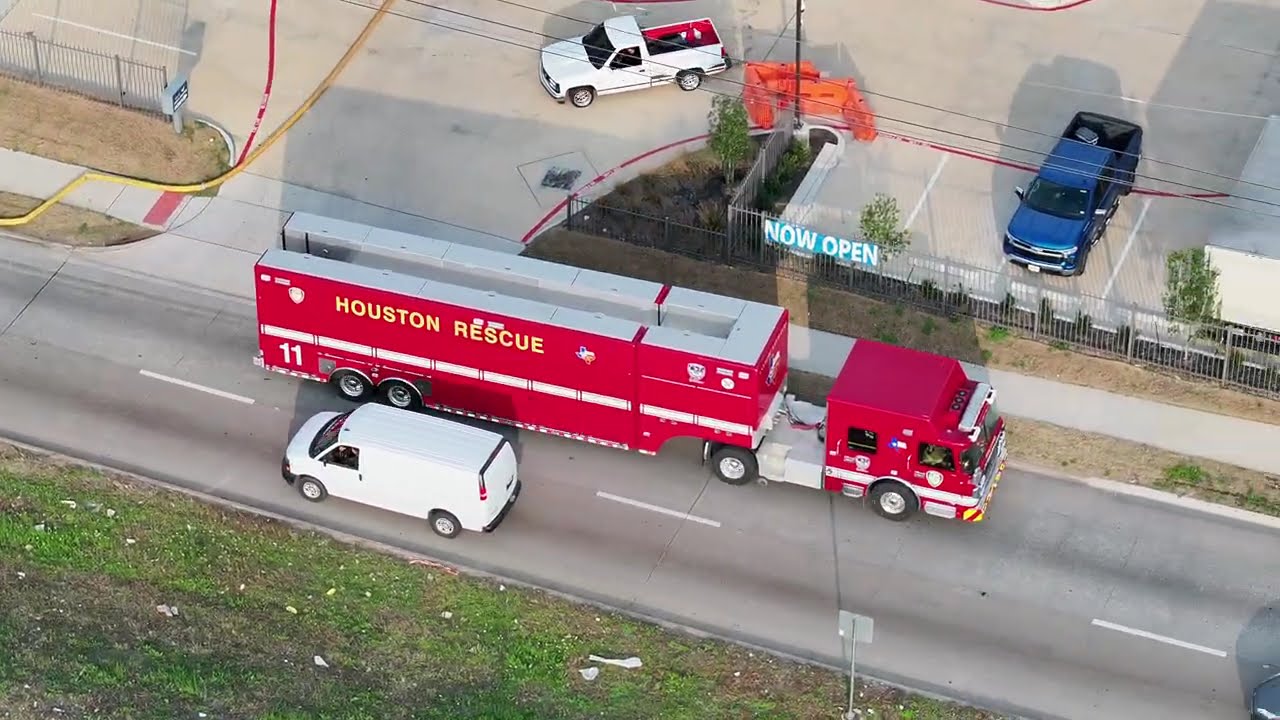 Houston Fire - Building Fire - E58, E84, HM3066, E74, FM22, L84, D04, M63, L67, E67, D30, D64