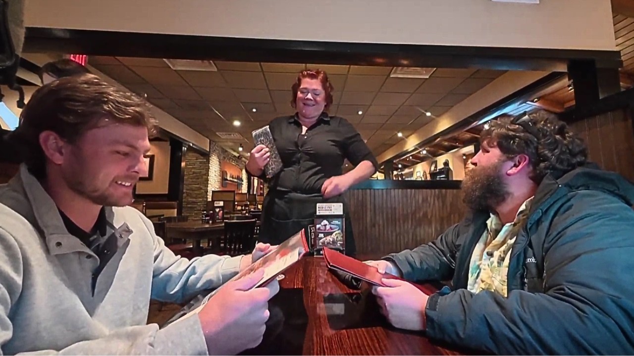 Мы дали официантке чаевые и бесплатный отдых на крыше!