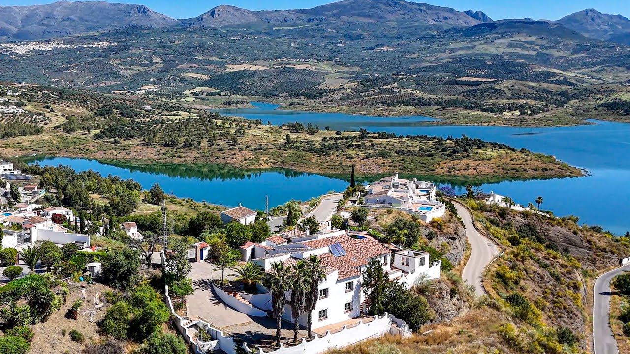 Cortijo El Retiro - unique lake view property with split level living, charm and character