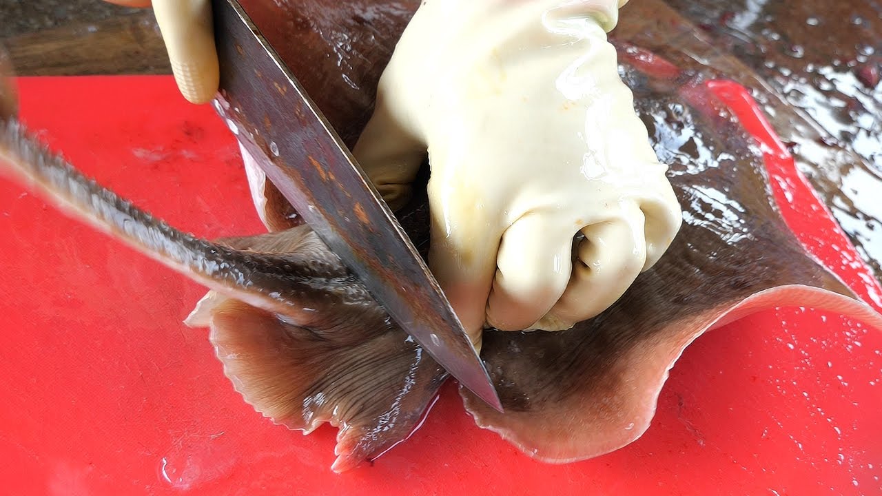 오이도 간재미(가오리) 만원, 간재미 숟가락으로 껍질 벗기기, 간자미 회썰기, Cut Stingray / 한국 길거리 음식 / Korean Street Food - 4K (UHD)