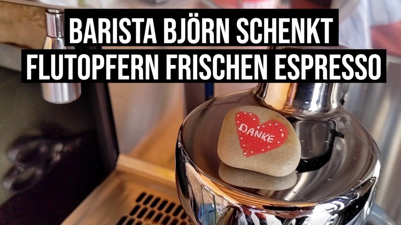 Barista Björn schenkt Flutopfern frischen Espresso, Cappuccino, Lungo: Kaffee Spezialität in Dernau