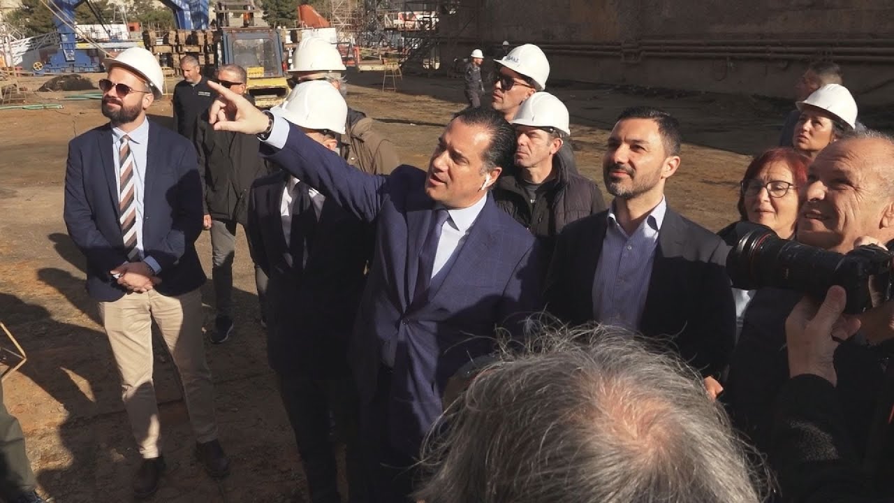 Επίσκεψη του υπουργού Ανάπτυξης Άδωνι Γεωργιάδη στα ναυπηγεία Ελευσίνας
