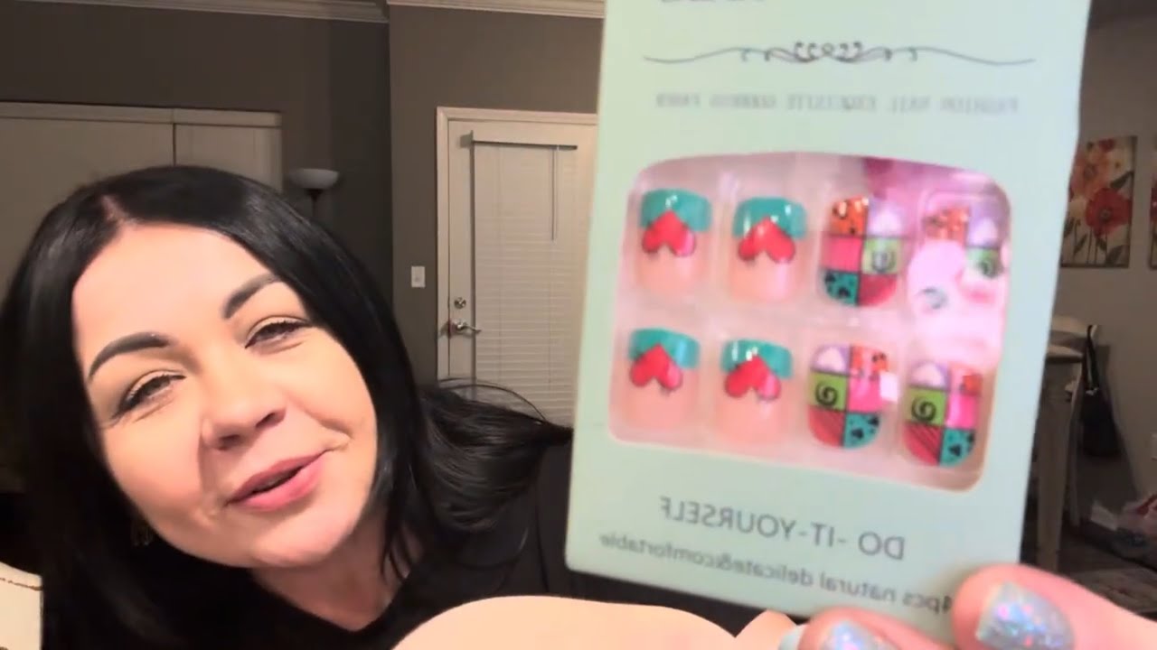 Как легко наклеить накладные ногти 💅🏻 Накладные ногти на  День Влюблённых 🫶🏻