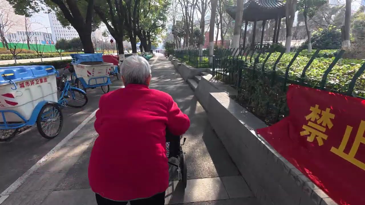 20260217 大年初一 冬日暖阳跟着奶奶散步晒太阳
