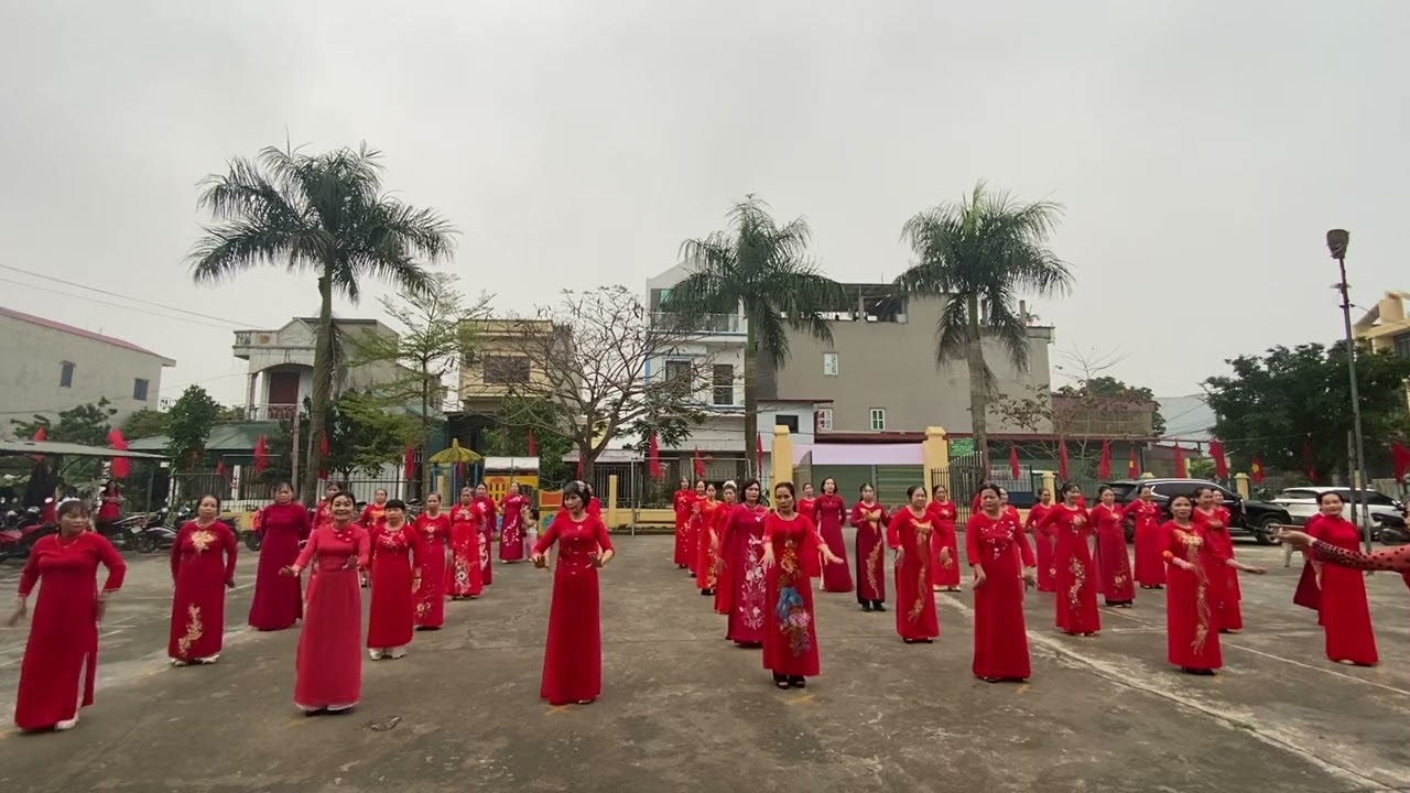 Tổ Dân phố giáp nhất đồng diễn chúc mừng ngày 8 tháng 3
