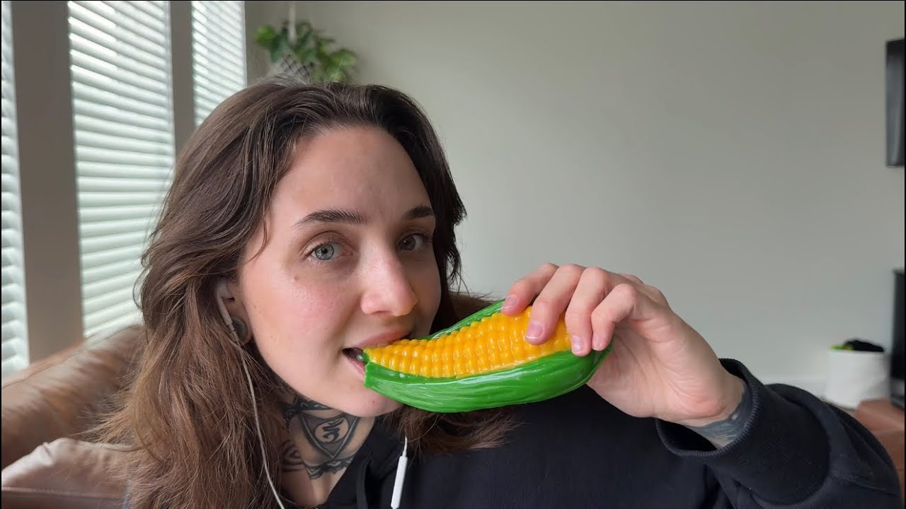 ASMR| CHEWING GIANT CORN GUMMY 