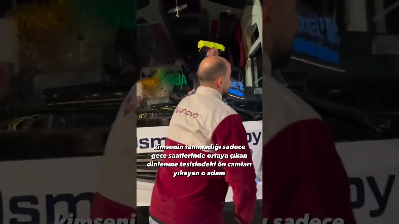 Kimsenin Tanımadığı Sadece Gece Saatlerinde Ortaya &Ccedil;ıkan Dinlenme Tesisindeki Camları Yıkayan Adam