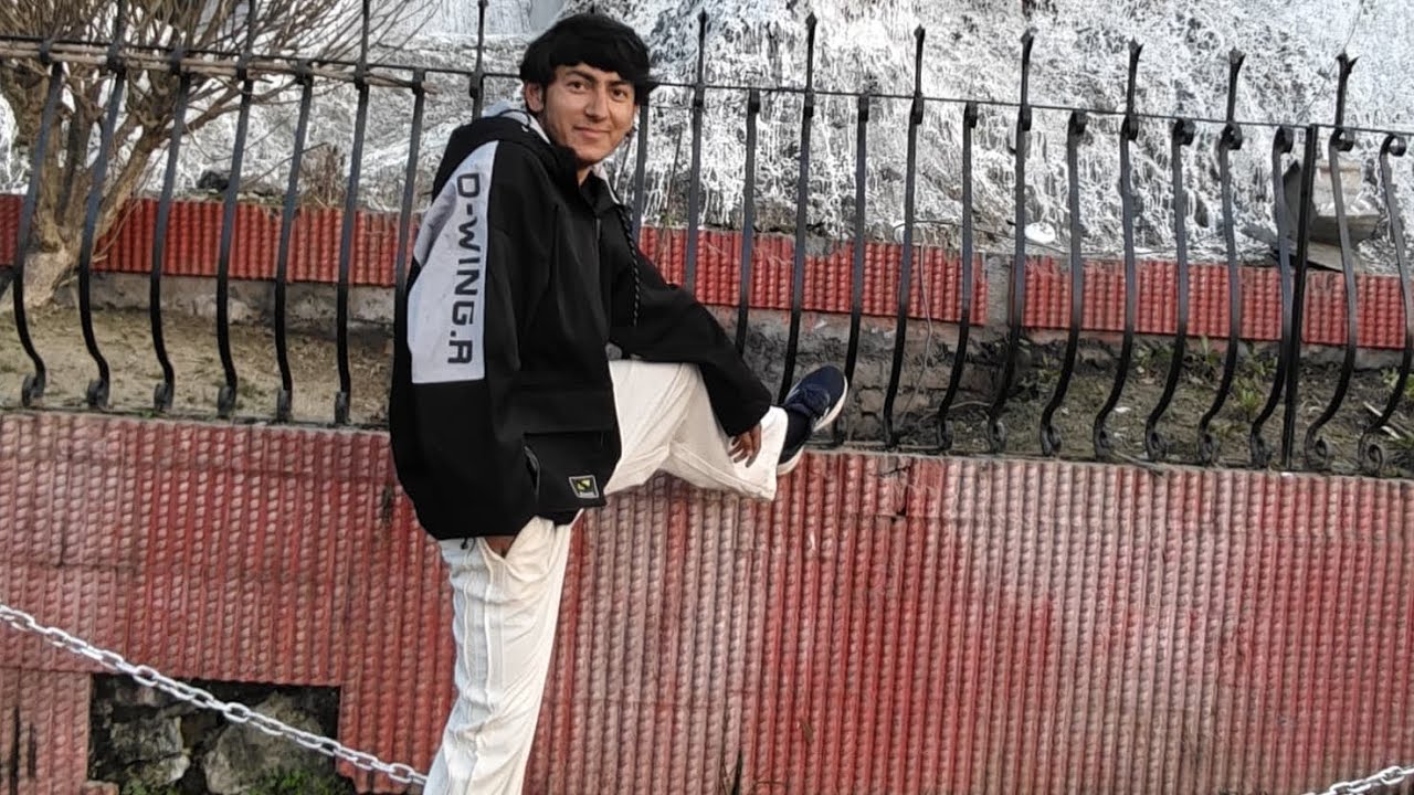 Yeah Konsa Aur Kis Type Ka Pose Hai😅