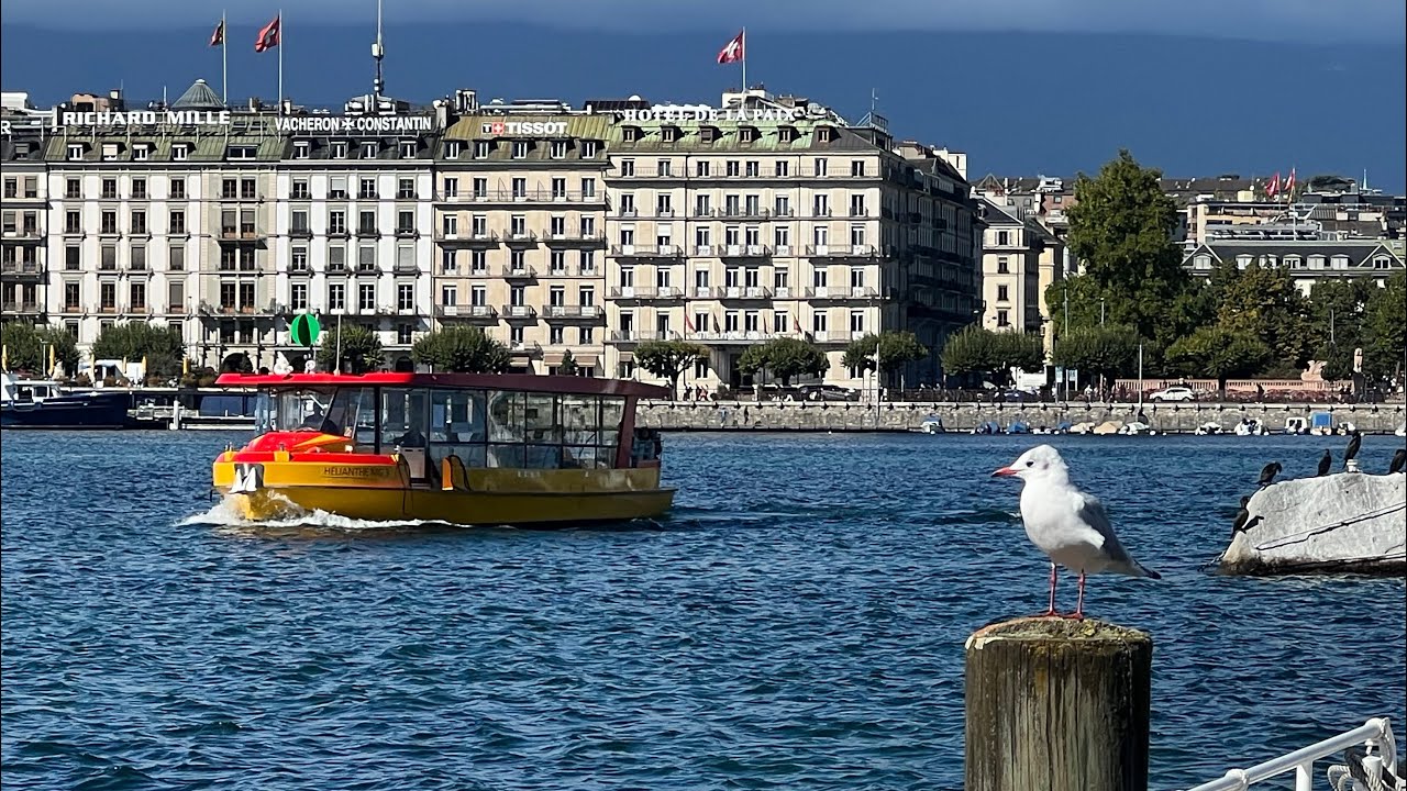 Traveling by boat in Geneva Lake 