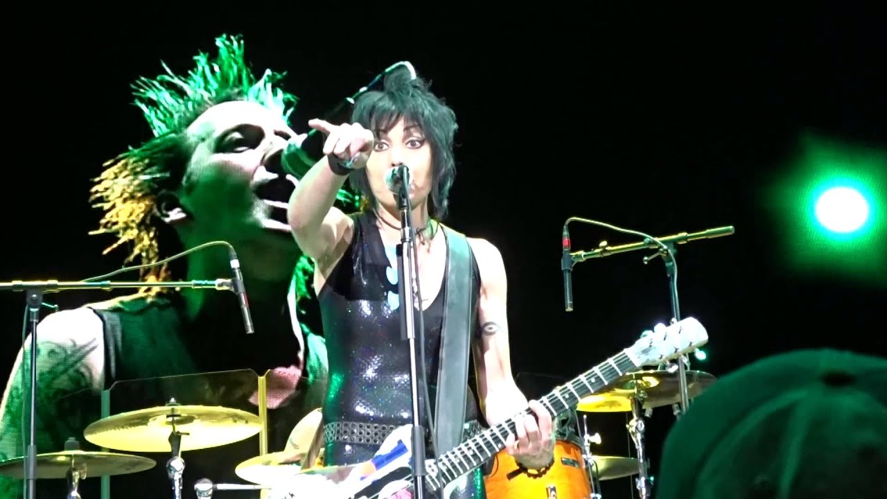 Joan Jett & The Blackhearts - I Hate Myself For Loving You - AA Arena, Miami - 4-17-2015