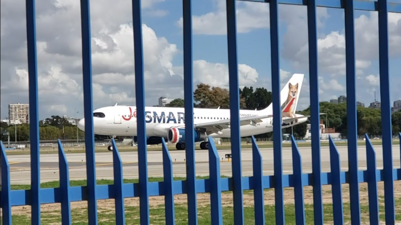 Jetsmart Argentina Airbus A320 LV-IVN landing at Aeroparque Jorge Newbery