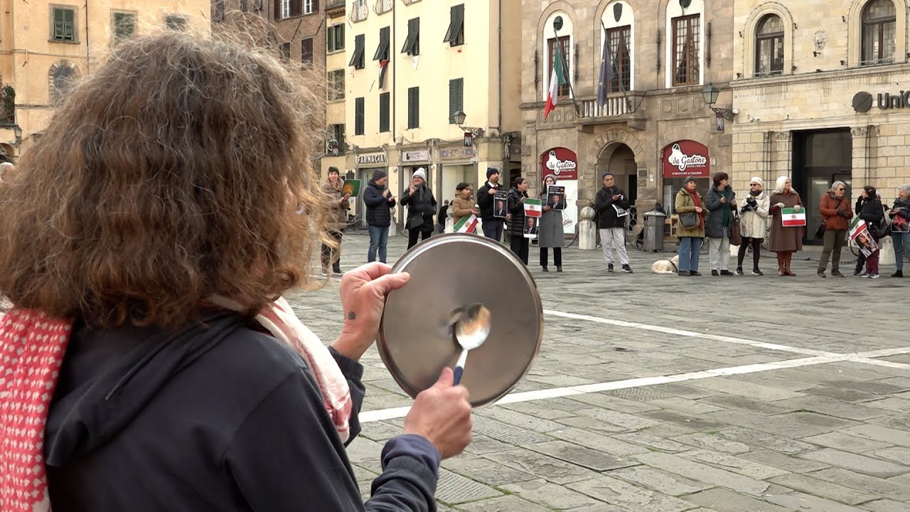 Lucca scende in piazza per l'Iran