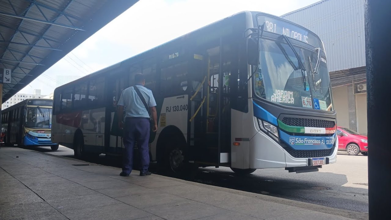 Movimentação de ônibus no shopping center 
