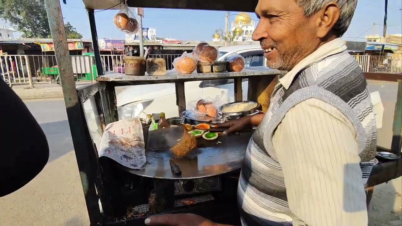 Burger banane ka uncle ka unique style 🤔