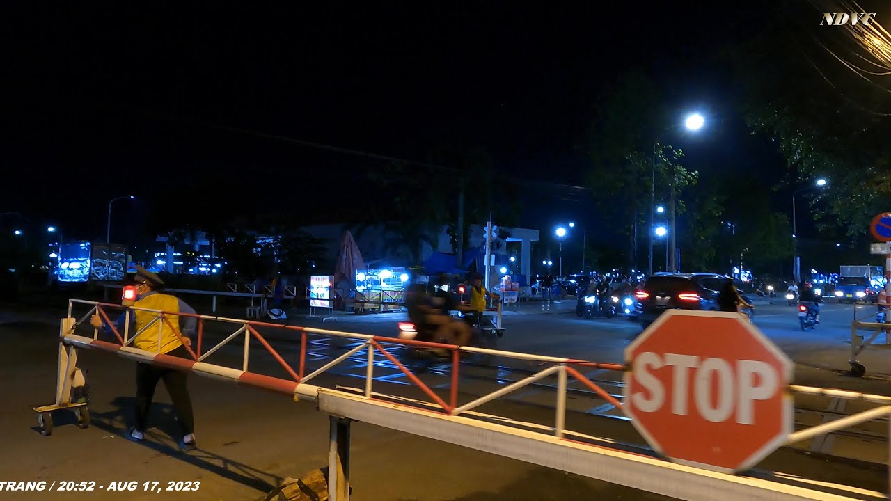 ⛔ NHỮNG CÔ GÁI GÁC CHẮN TÀU ĐÊM Ở BIÊN HÒA (17/8/2023) #railroadcrossing