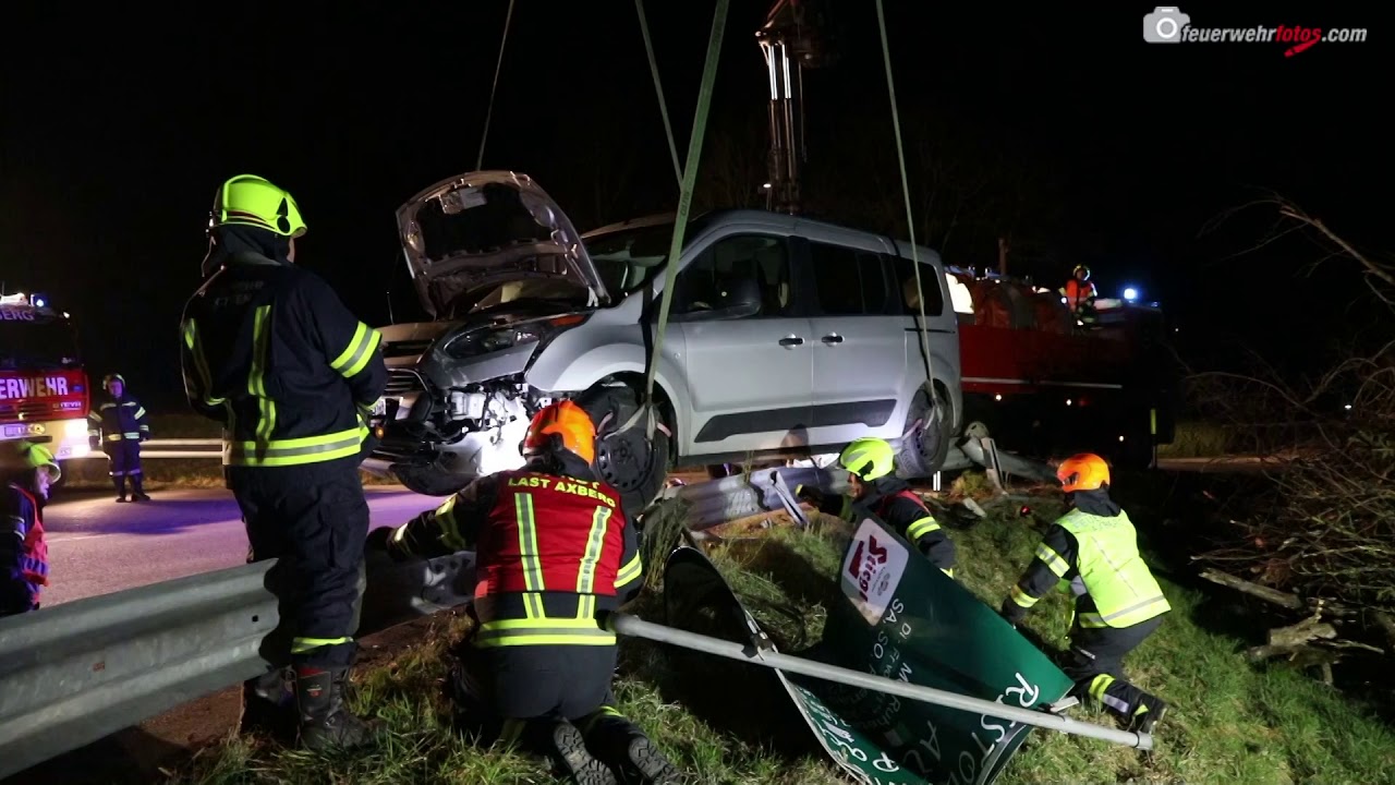 30.03.2019: Auto h&auml;ngt auf Leitplanke &rarr; Kraneinsatz FF Alkoven