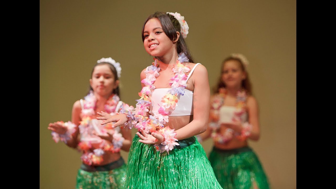 Crianças arrasam no pot-pourri de Lilo & Stitch (Elvis Presley x Hula) no BH Broadway