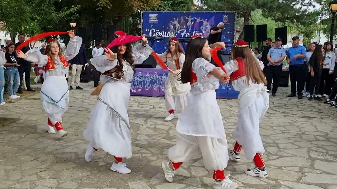 Valle tradicionale nga të rinjtë e Shkollës 