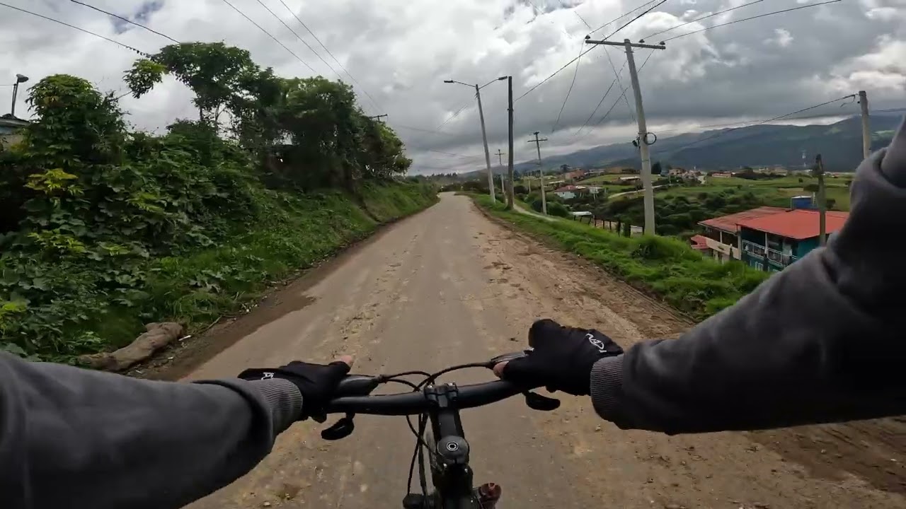 Descenso Del Uval Hacia Usme Pueblo. Bogotá, Colombia