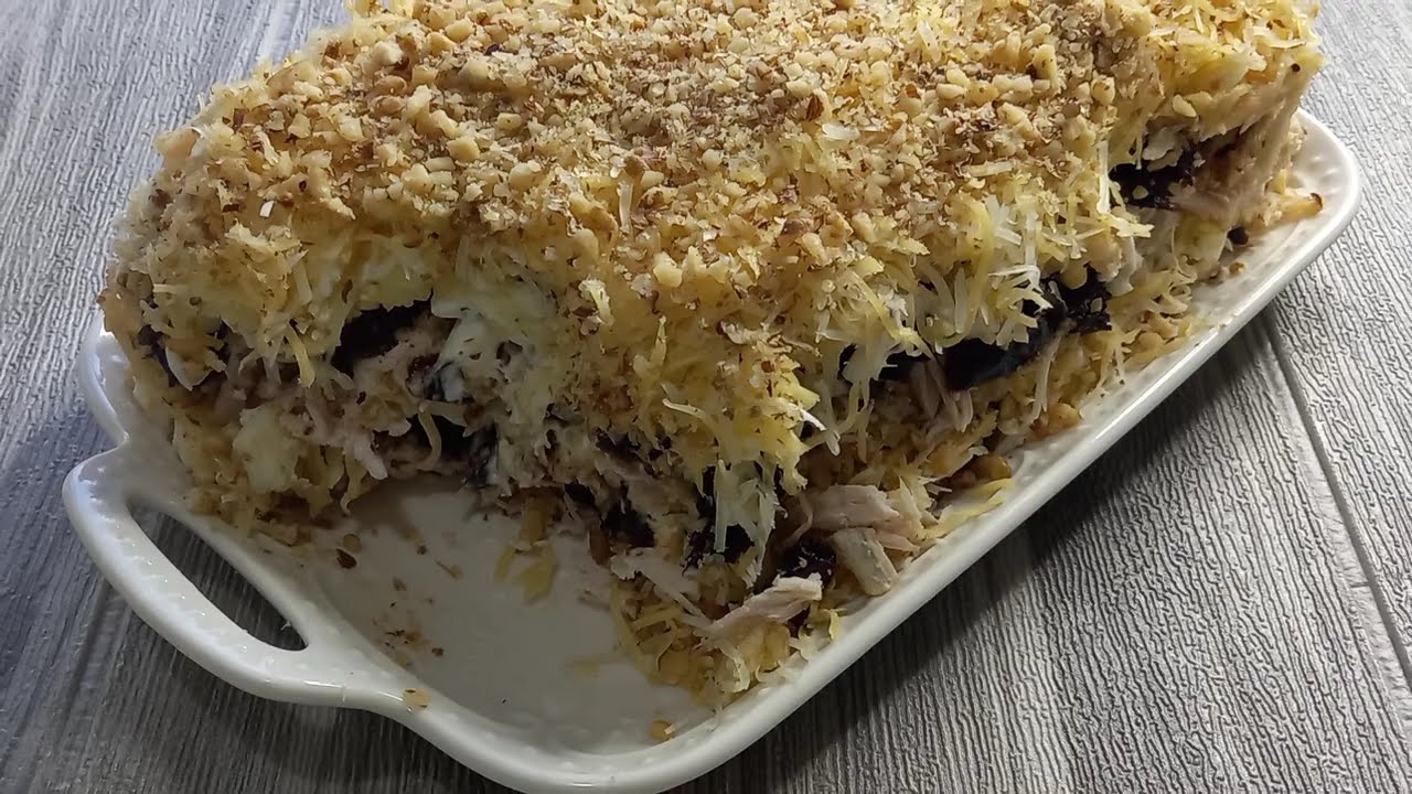 Слоеный салат с курицей и черносливом😋