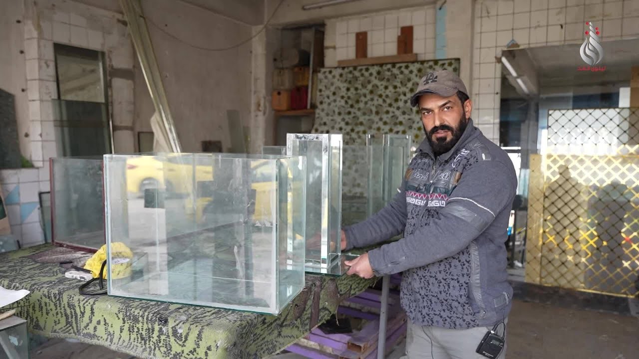 طولية ومستطيلة وبالعرض.. فني زجاج يبدع في صناعة أحواض السمك