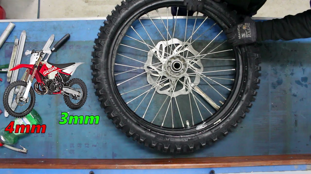 Cambiar cubierta moto ENDURO en CASA. Brico 🛠️