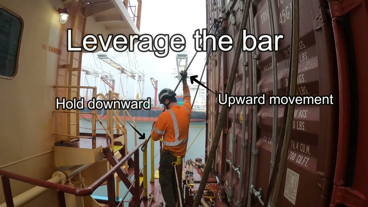 Container Ship Lashing - Nicolai Maersk  - Delash/Drop Containership - External lashing - Longshore