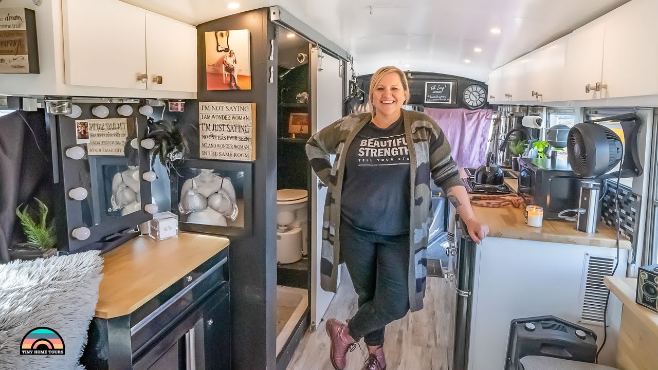 Her Bus Tiny House - Clever Murphy Bed & Full Bathroom