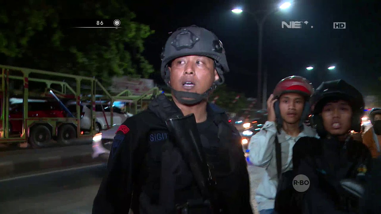 Akibat Provokasi, Terjadi Kericuhan Antar Suporter Sepakbola - 86