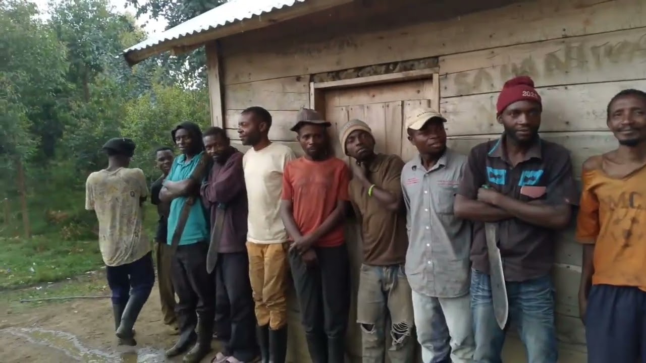 Camarade BARACK KAMANGO BENOÎT en pleine meeting populaire dans le village kaliva 