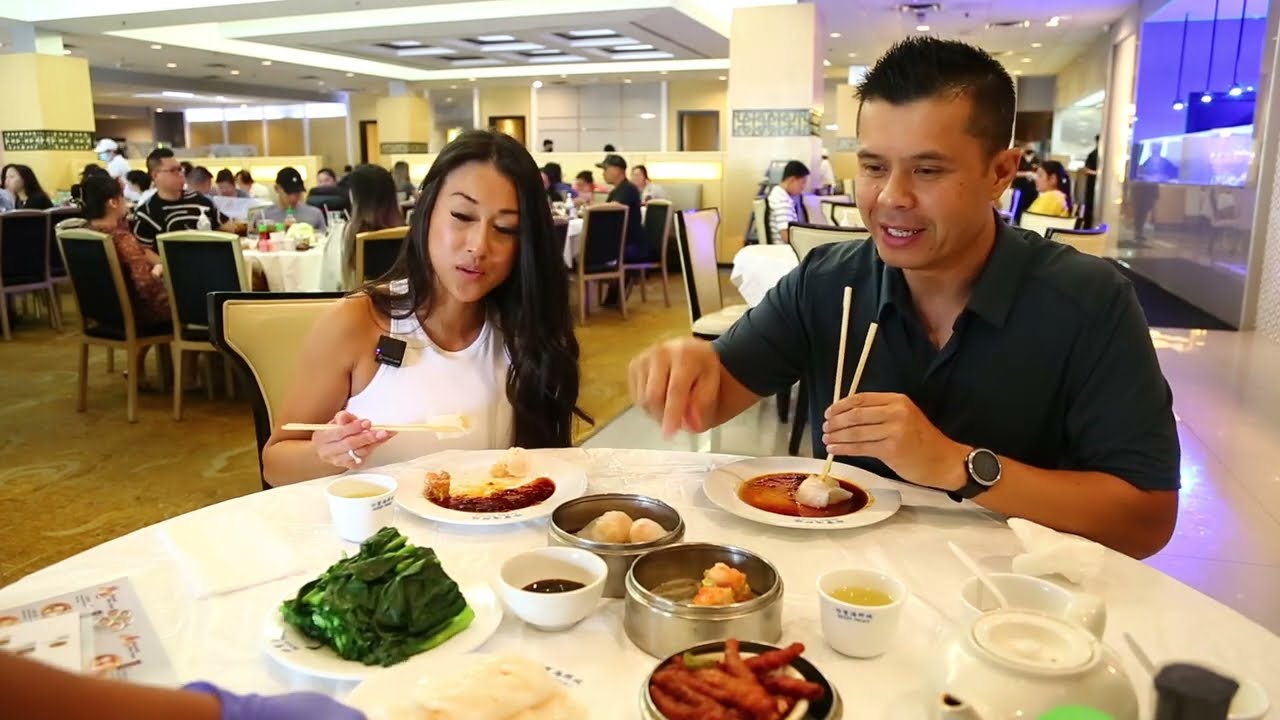 Eating CHICKEN FEET for the first time with Blogger Lisa!! Dim Sum at Ocean Palace in Houston Texas!