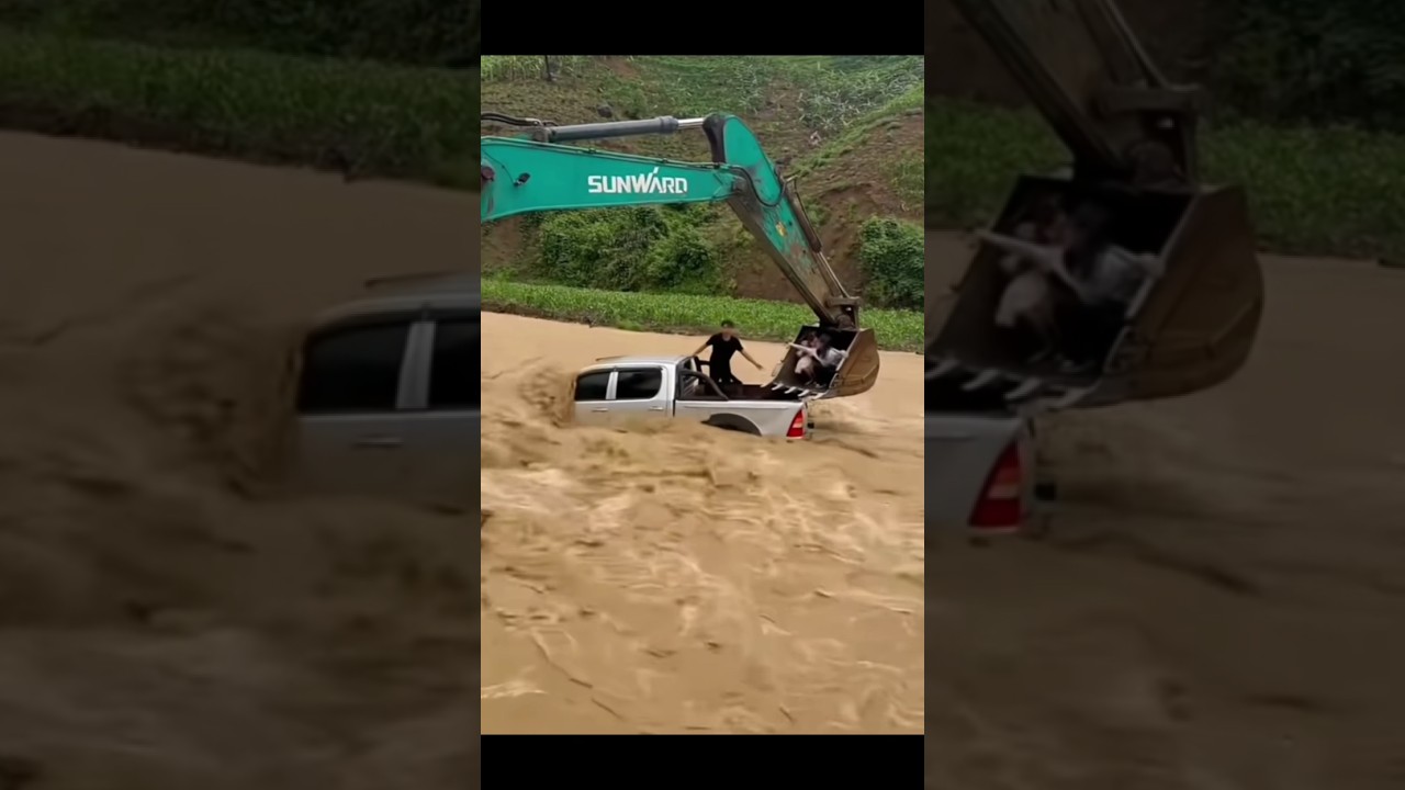 Khatarnak Badh Me Fasi Family 😱 | Flood Rescue Operation Caught on Camera 🚨 #Shorts #YTShorts