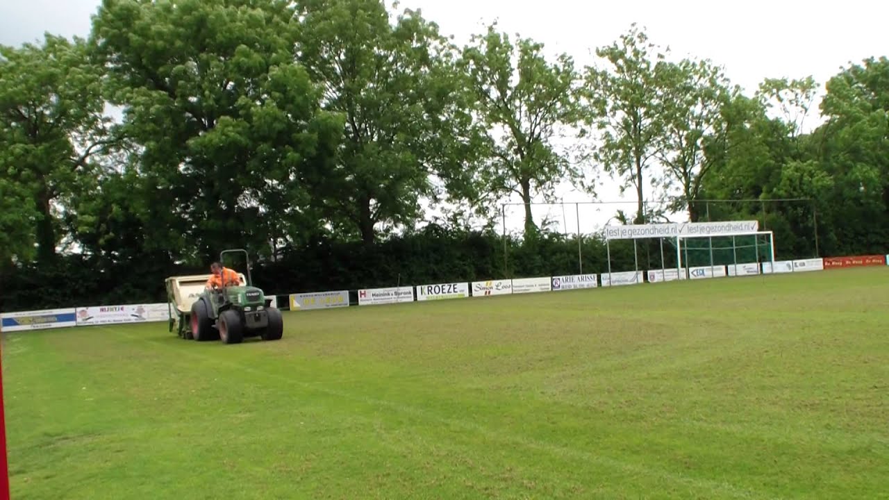 Sportvelden vegen met Amazone door Kroeze Vof sportveldonderhoud