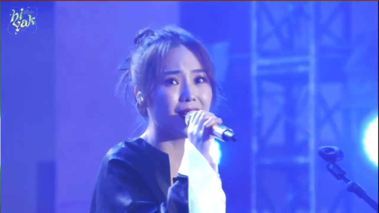 云朵现场演唱经典歌曲《我的楼兰》2022红原雅克音乐节