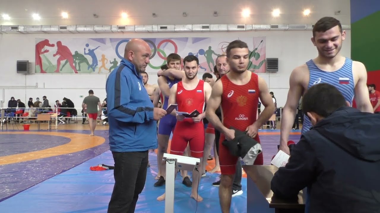 Взвешивание борцов до 74 и 92 кг всероссийских соревнований по спортивной борьбе среди студентов.