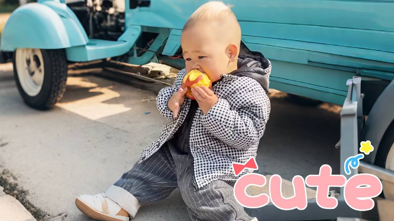 Cute Twins Go To The Market And Eat The Whole Time#funny twins#cute twins #cutebaby