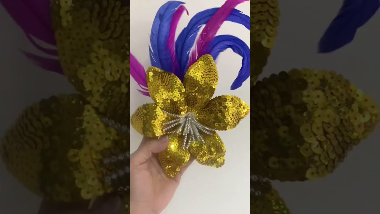 Flor de EVA e paetês modelo Narciso com NOVA TÉCNICA