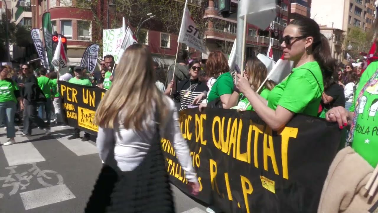 Docentes se movilizan por aulas m&aacute;s amplias y mejores recursos educativos | Alacant&iacute;TV