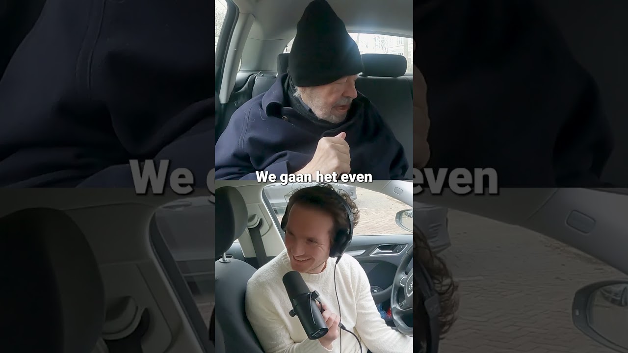 Maarten van Rossem zet een muts op tijdens de podcast