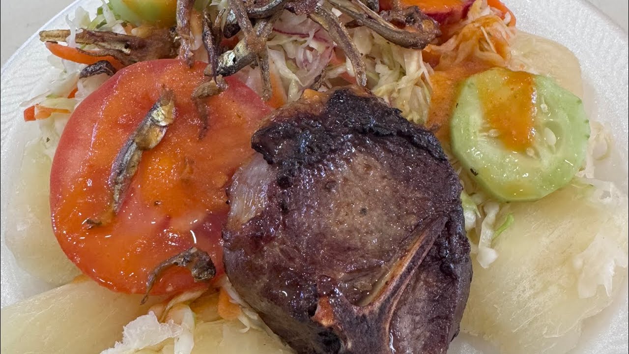 Yuca con pescaditas y costilla de cordero