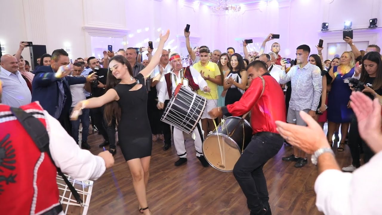 Valle e bukur me tupana ne ditelindjen e kengetarit te madh Zef Beka (Restorant Orkidea Lezhe)