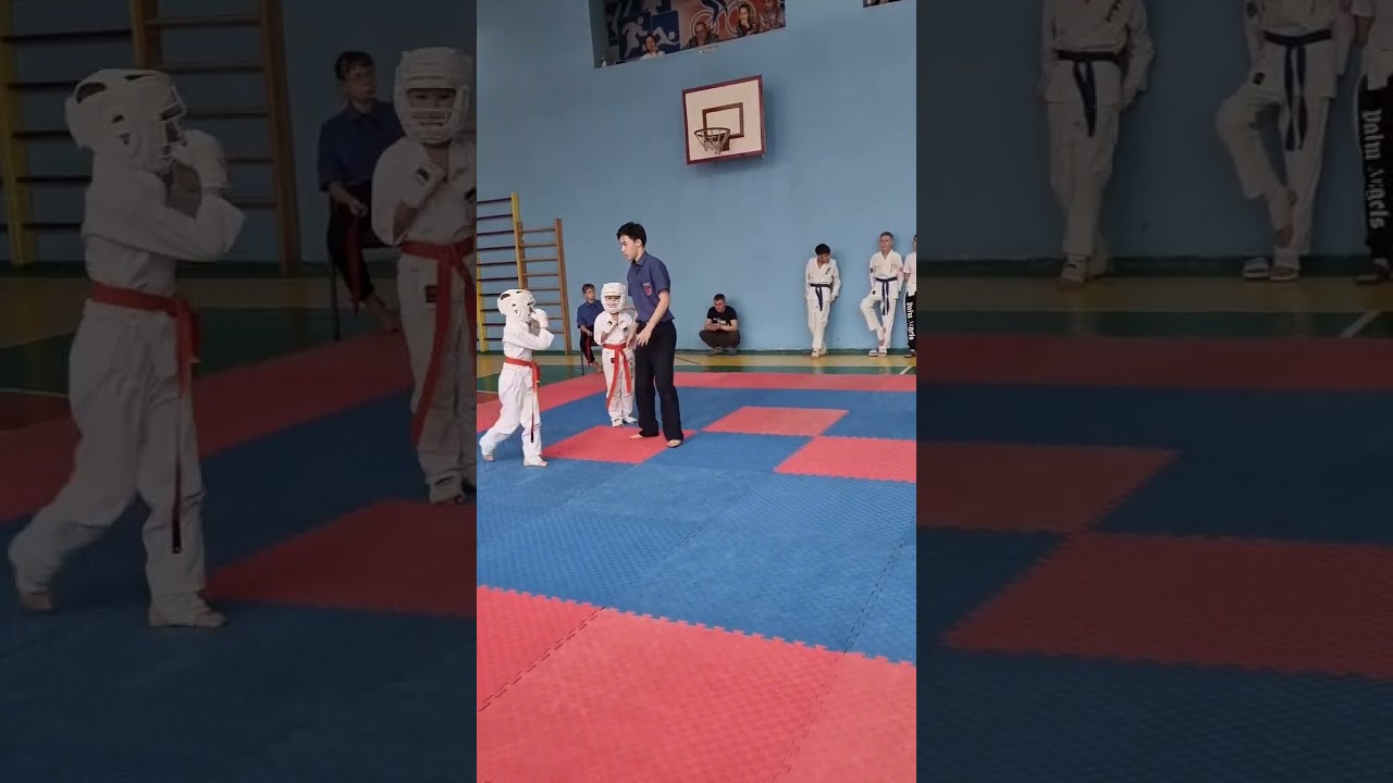 Удар ногой в падении-каратэ Киокушин. Twisted leg punch in karate. #karatekid #вертушка #ударногой