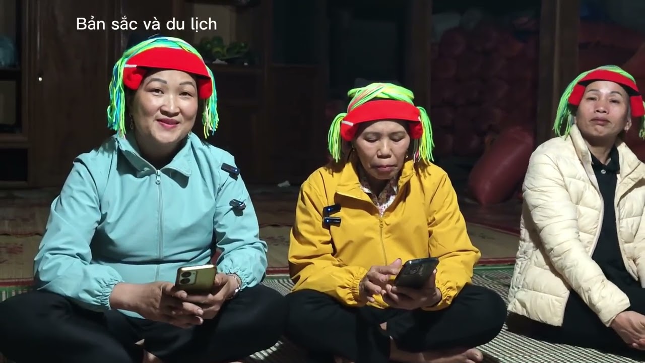 Chị Liên với bà Chỉnh hát song ca chúc năm mới rất hay