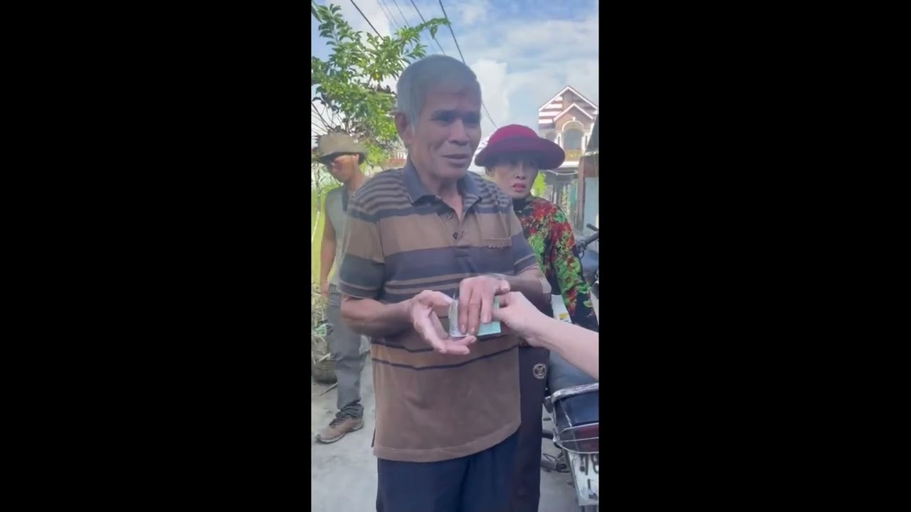 PHÁT  TIỀN  CHO CÁC ĐỒNG BÀO  - PHÚ YÊN