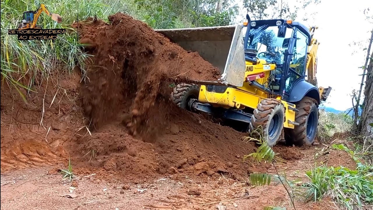 Alargamento de Estrada com a retroescavadeira New Holland b95b. #newhollandtractor #brasil