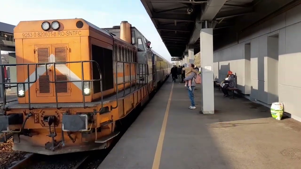 DHE 601 cu trenul R 2063 Piatra-Olt-Sibiu în Râmnicu Vâlcea
