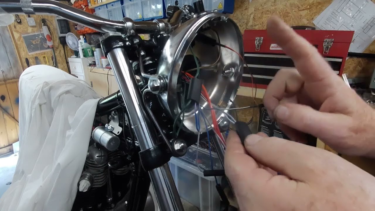Triumph Bonneville Project, часть 27. Установка и подключение фар